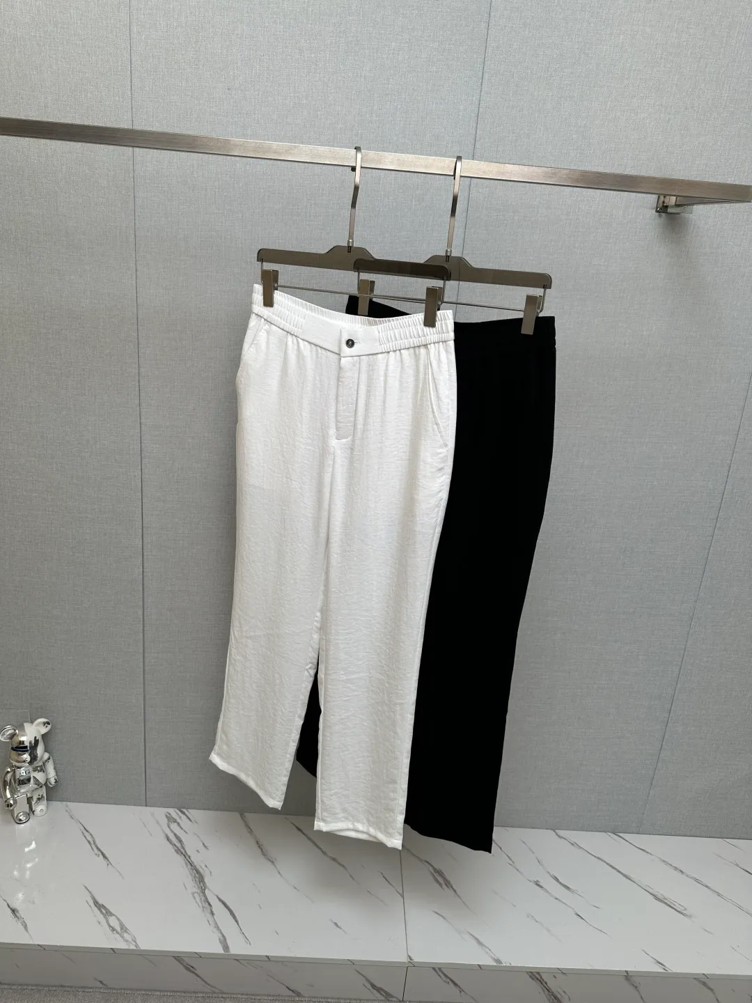 Lp* fitted version 2026 spring and summer silk linen casual pants, with Classic simplicity as the main tone, cleverly integrated with counter hardware and accessories elements, breaking the monotony of traditional casual pants and highlighting individuality and uninhibitedness. The three-dimensional tailoring fits the body shape and the design is neat and stylish, easily elongating the leg lines and creating a casual and casual style. The high-quality fabric is Wear-Resistant, breathable and comfortable, suitable for daily outings or light outdoor scenes. The detailed webbing embellishment adds a fashionable texture and can be easily controlled. It is an indispensable fashion item in the autumn and winter transition seasons. On sale in stock M—4XL